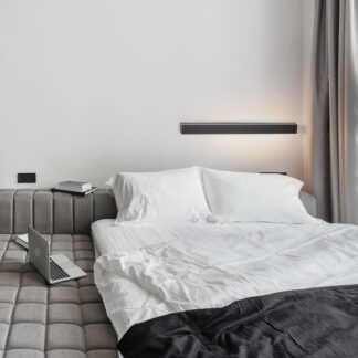 Ozdobny kinkiet LED Yomi 60 w kolorze czarnym do sypialni