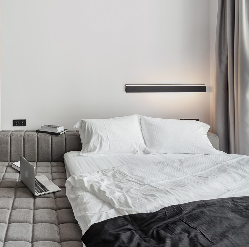 Ozdobny kinkiet LED Yomi 60 w kolorze czarnym do sypialni