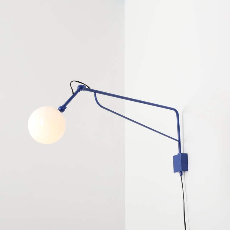 Kinkiet Soho Glass Long w kolorze niebieskim z wydłużonym ramieniem