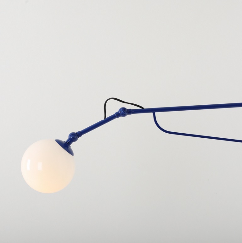 Kinkiet Soho Glass Long w kolorze niebieskim z wydłużonym ramieniem