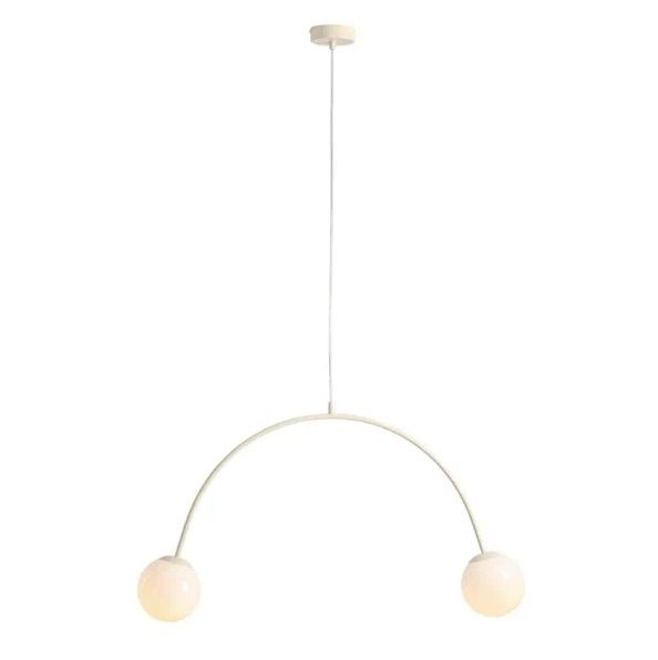 Lampa łukowa Una 2 w kolorze kremowym z mlecznymi kulami