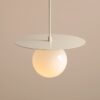 Kremowa lampa sufitowa Loop S z kulistym kloszem