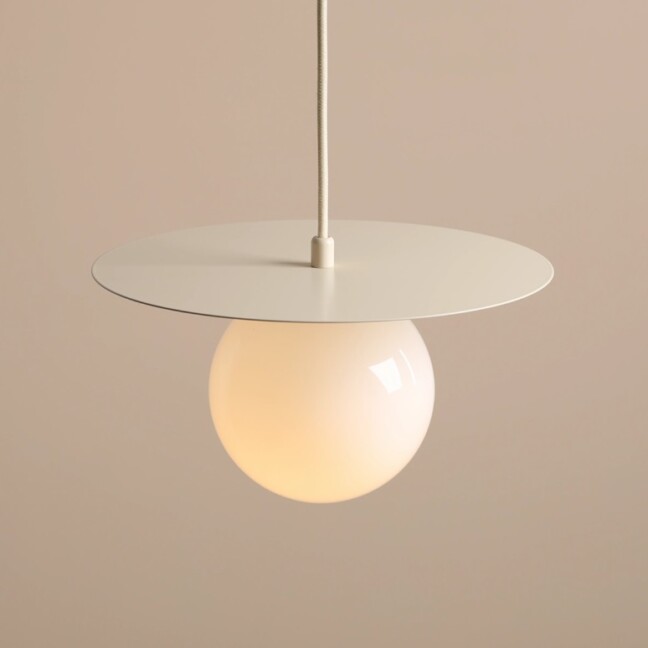 Kremowa lampa sufitowa Loop S z kulistym kloszem