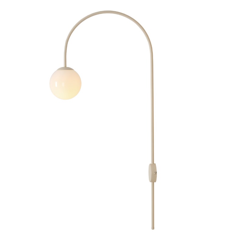 Kinkiet Una na łuku w kolorze kremowo-białym ze szklaną kulą