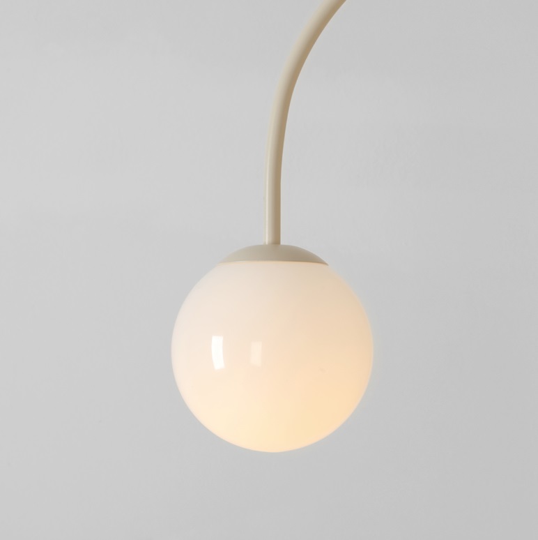 Kinkiet Una na łuku w kolorze kremowo-białym ze szklaną kulą