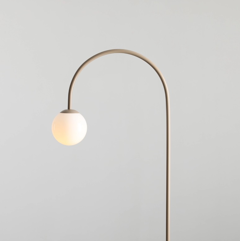 Elegancka beżowa lampa stojąca Una w kształcie łuku