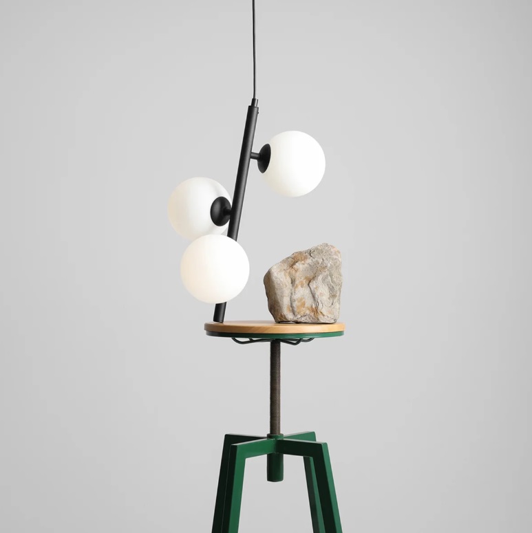 Wisząca lampa w kolorze czarnym z mlecznymi kulami Fin S 34 – idealna nad ławę do salonu