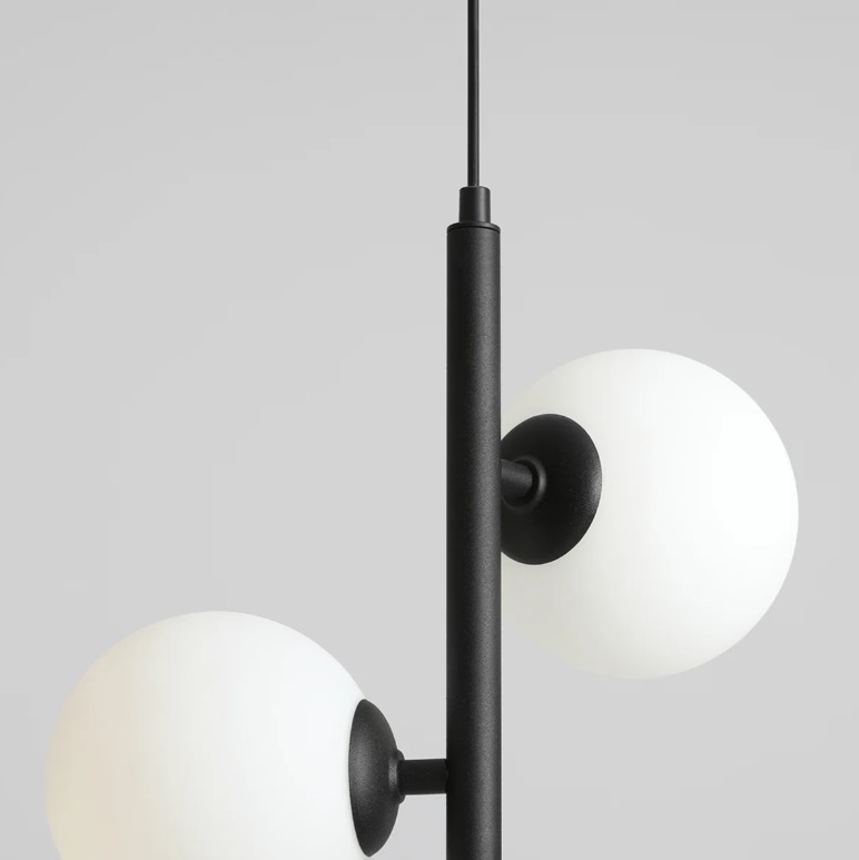 Wisząca lampa w kolorze czarnym z mlecznymi kulami Fin S 34 – idealna nad ławę do salonu
