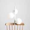 Wisząca lampa Fin S 34 z białymi kulami do stolika kawowego