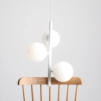 Wisząca lampa Fin S 34 z białymi kulami do stolika kawowego
