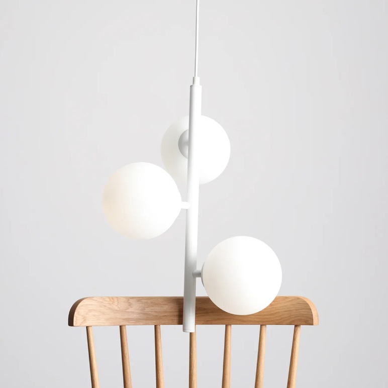 Wisząca lampa Fin S 34 z białymi kulami do stolika kawowego