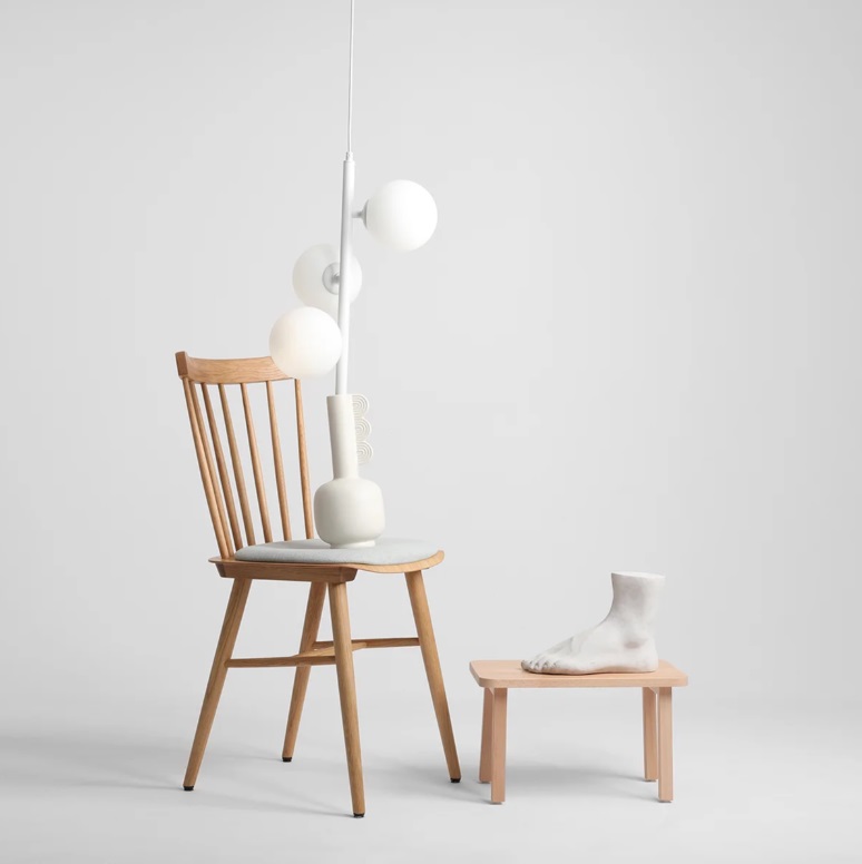 Wisząca lampa Fin S 34 z białymi kulami do stolika kawowego