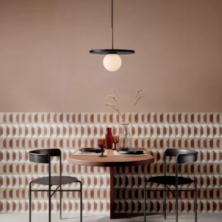 Kivra – wisząca lampa z czarnym marmurem i szklaną kulą nad stół