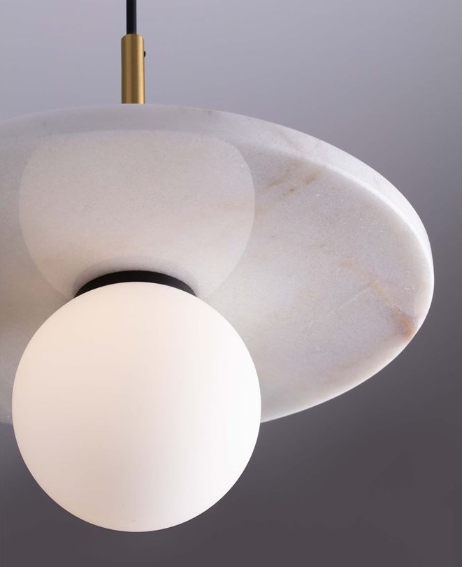 Lampa wisząca Kivra z białego marmuru w kształcie kamiennego dysku