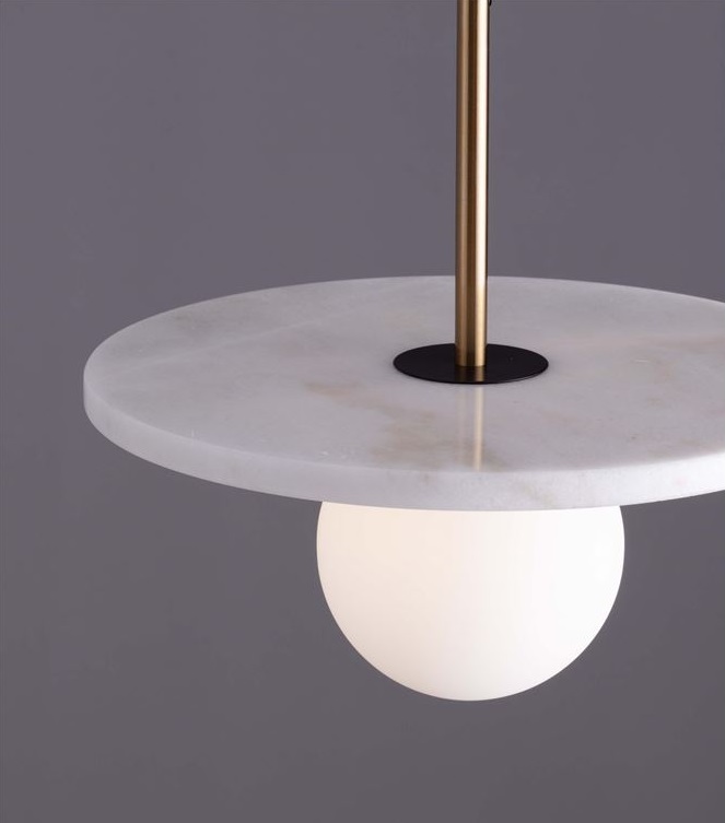 Lampa wisząca Kivra z białego marmuru w kształcie kamiennego dysku