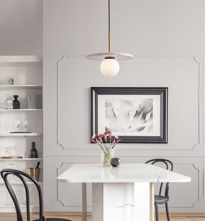 Lampa wisząca Kivra z białego marmuru w kształcie kamiennego dysku