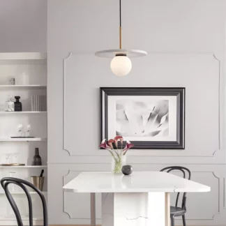 Lampa wisząca Kivra z białego marmuru w kształcie kamiennego dysku