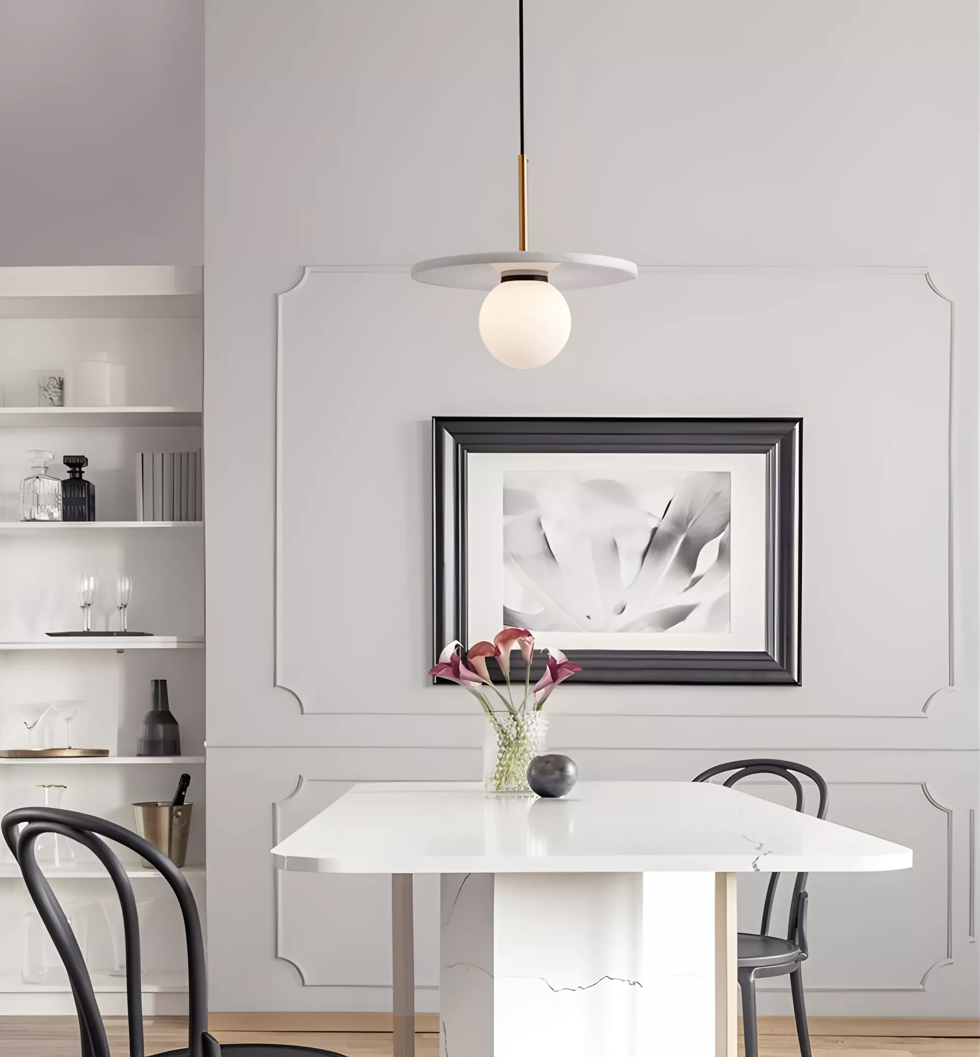 Lampa wisząca Kivra z białego marmuru w kształcie kamiennego dysku