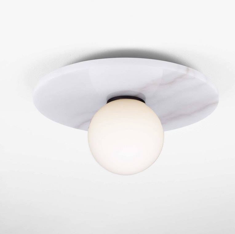 Kinkiet Kivra z marmuru i białym kloszem kulistym