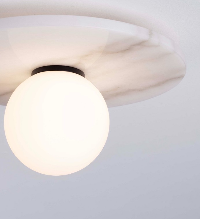 Kinkiet Kivra z marmuru i białym kloszem kulistym