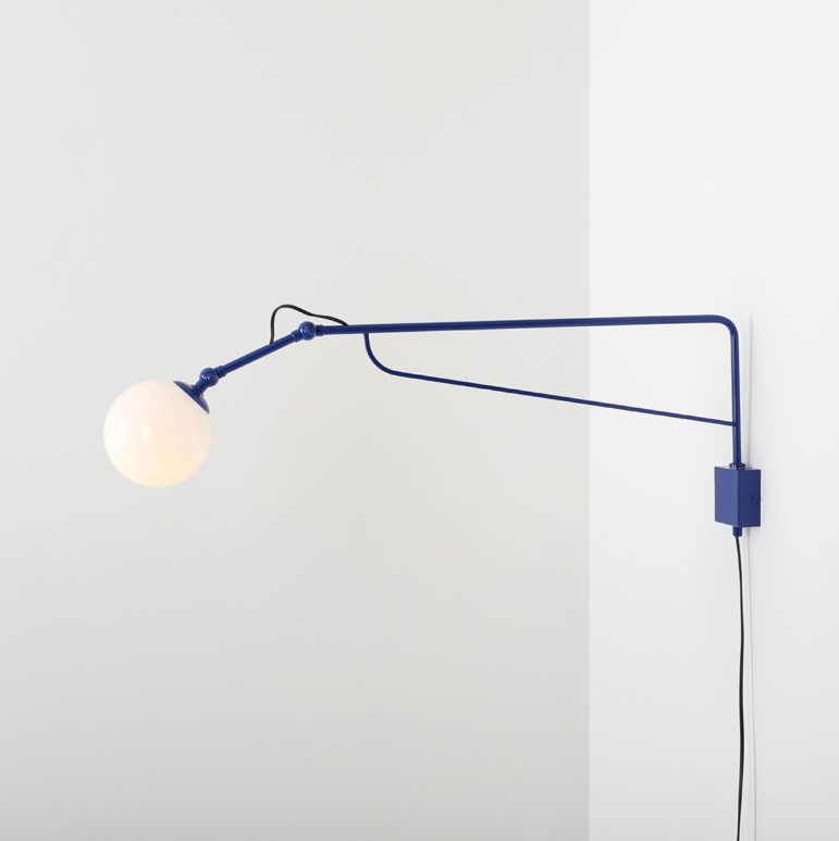 Kinkiet Soho Glass Long w kolorze niebieskim z wydłużonym ramieniem