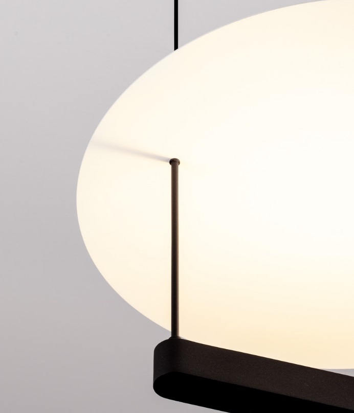 Designerska lampa wisząca Sfumato 45 z odbitym światłem nad stół