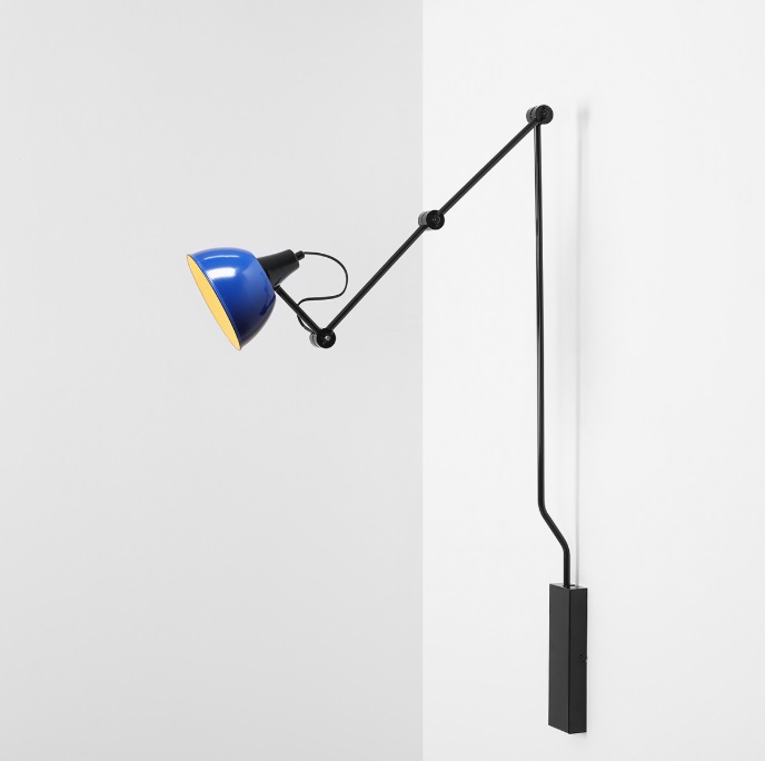 Kinkiet Aida z wysięgnikiem w nowoczesnym stylu – kobaltowy klosz