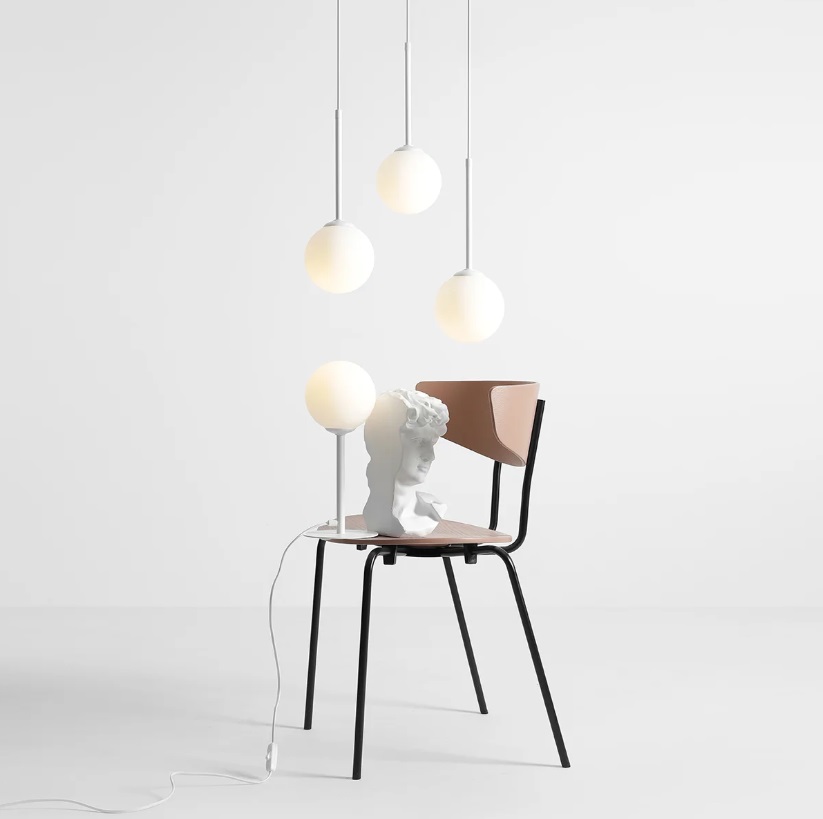 Lampa sufitowa Bosso Ring 3 z trzema białymi kloszami do salonu