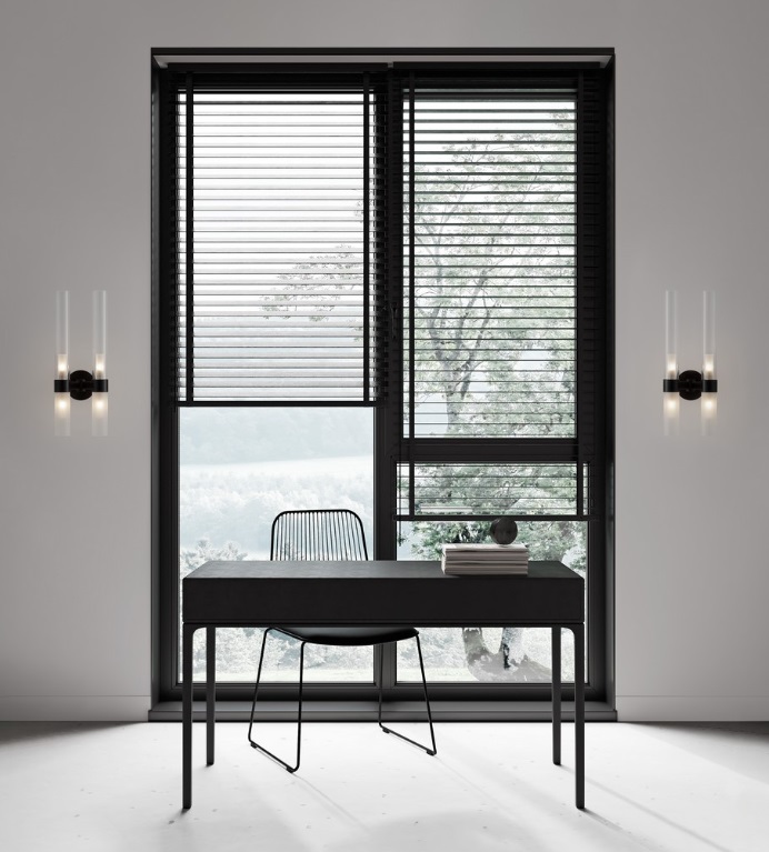 Kinkiet szklany Kavine 2 z pionowymi tubami do salonu