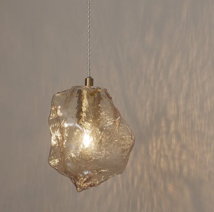 Lampa sufitowa Etuda w złotym wykończeniu z bursztynowym kloszem