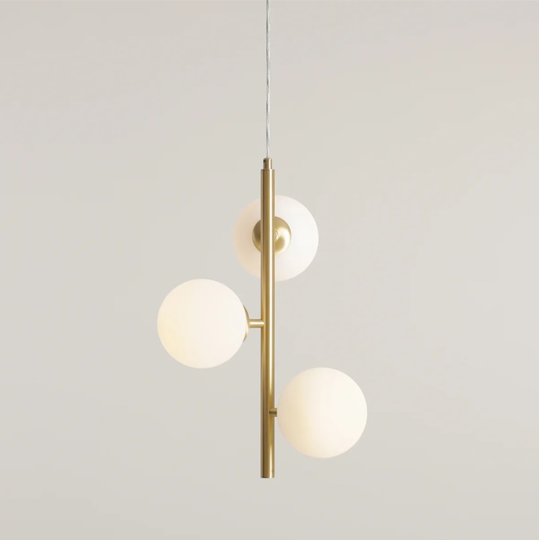 Wisząca lampa Fin S 34 w złotym kolorze – idealna nad szafkę do sypialni