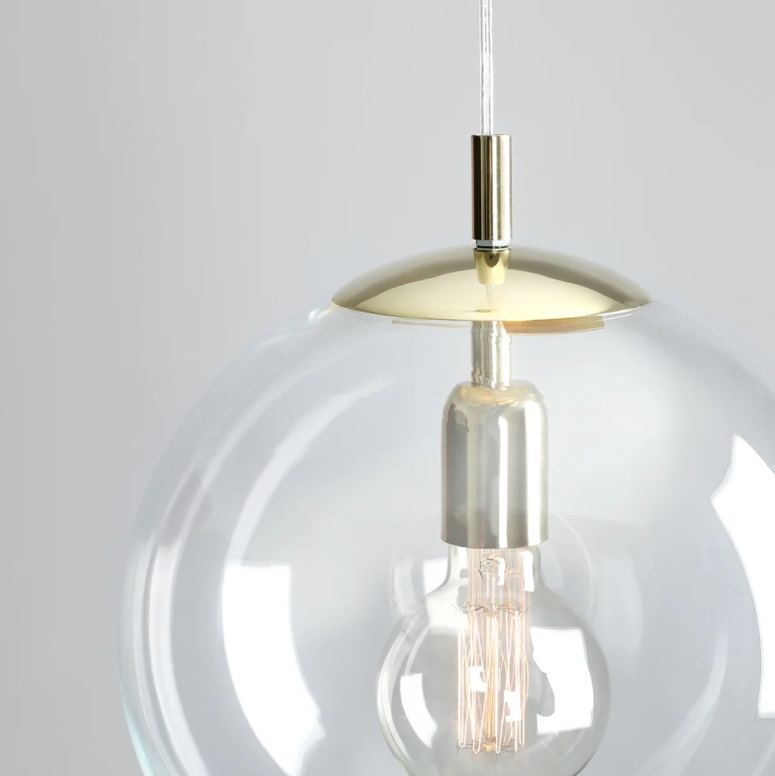 Wisząca lampa Globe w kolorze złotym z przezroczystym szklanym kloszem do salonu