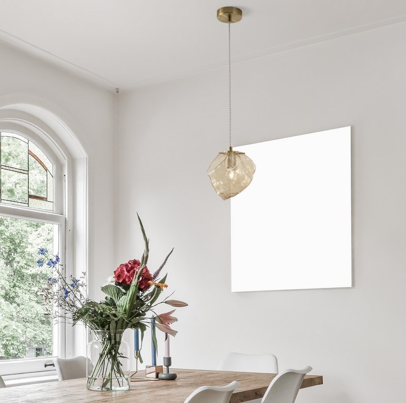 Lampa sufitowa Etuda w złotym wykończeniu z bursztynowym kloszem