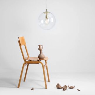Wisząca lampa Globe w kolorze złotym z przezroczystym szklanym kloszem do salonu