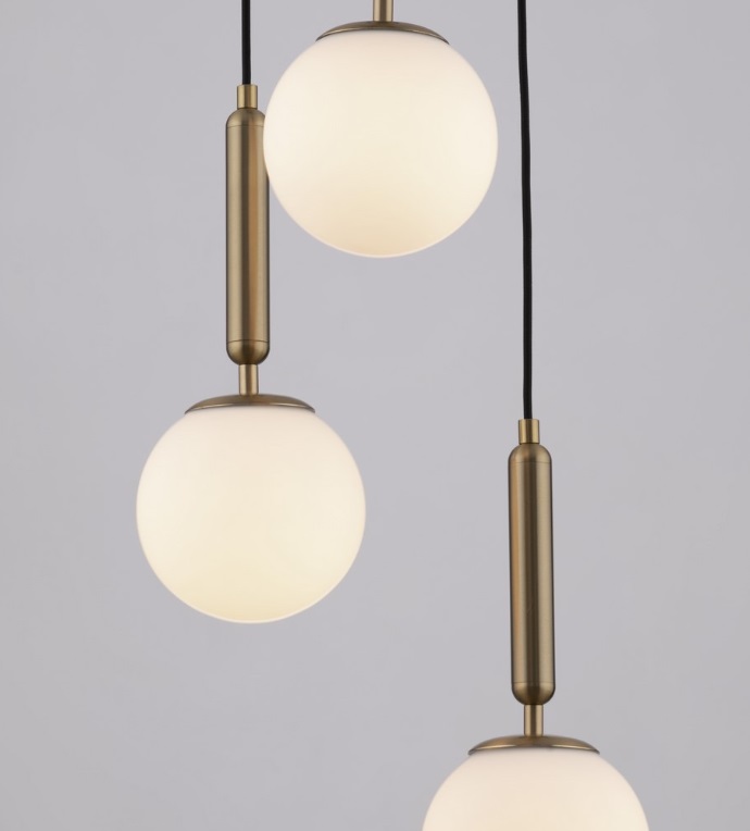 Wisząca lampa Veliana 3 w złotym kolorze z trzema szklanymi kulami