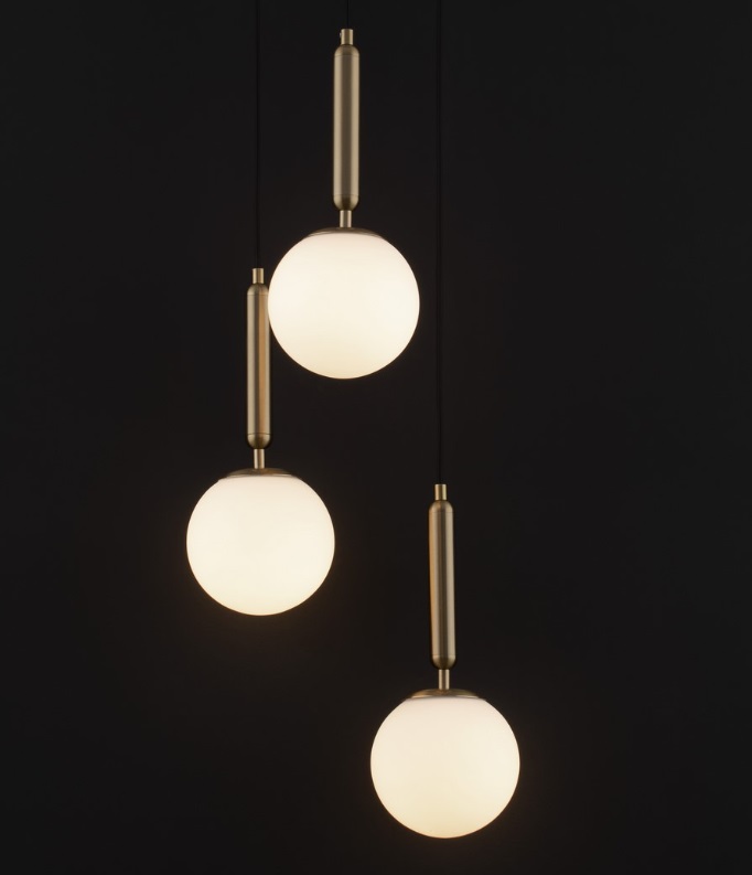 Wisząca lampa Veliana 3 w złotym kolorze z trzema szklanymi kulami