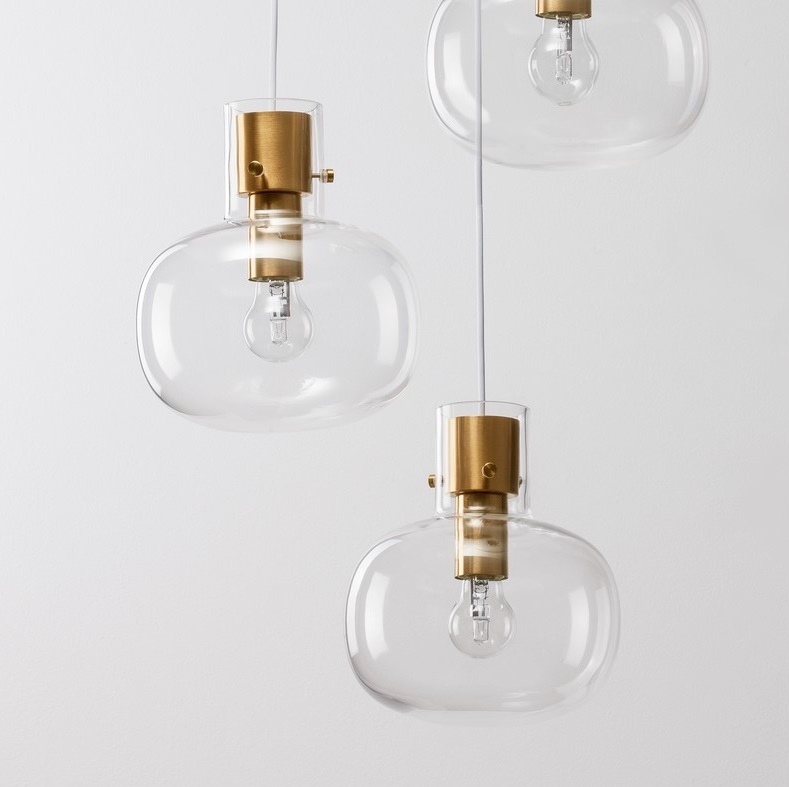 Żyrandol wiszący Mellu 3 w złotym kolorze z przezroczystymi kloszami do salonu