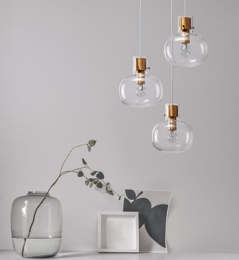 Żyrandol wiszący Mellu 3 w złotym kolorze z przezroczystymi kloszami do salonu