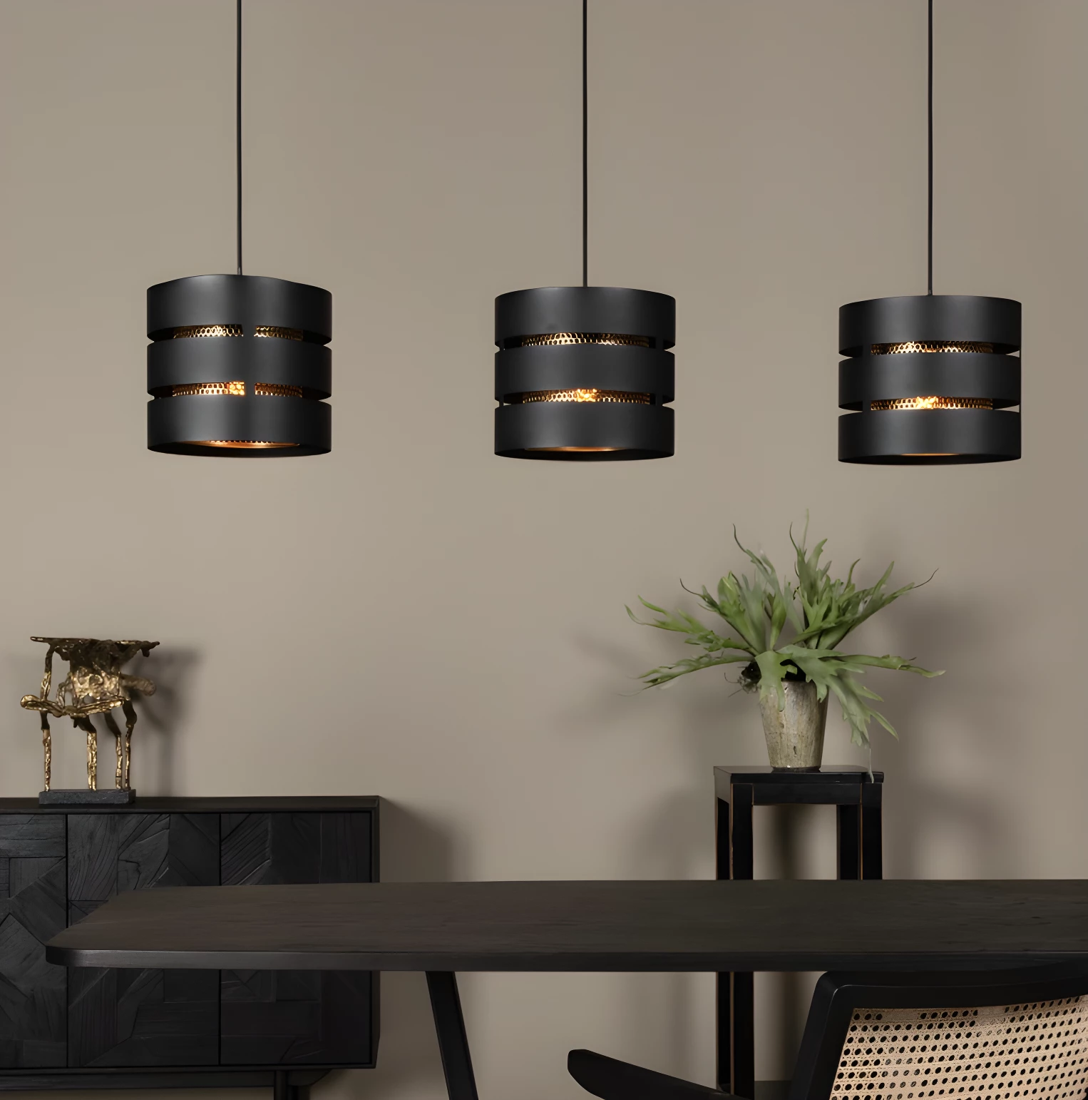 Lampa wisząca Rosas 3 w kolorze czarno-złotym z trzema punktami świetlnymi do zawieszenia nad stołem