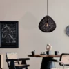 Lampa wisząca Nayora 50 w kolorze czarnym, wykonana z plecionki