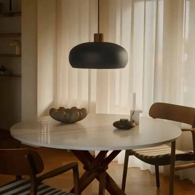 Wisząca lampa Aurelio 42 w kolorze czarnym z drewnianym akcentem – DFTP