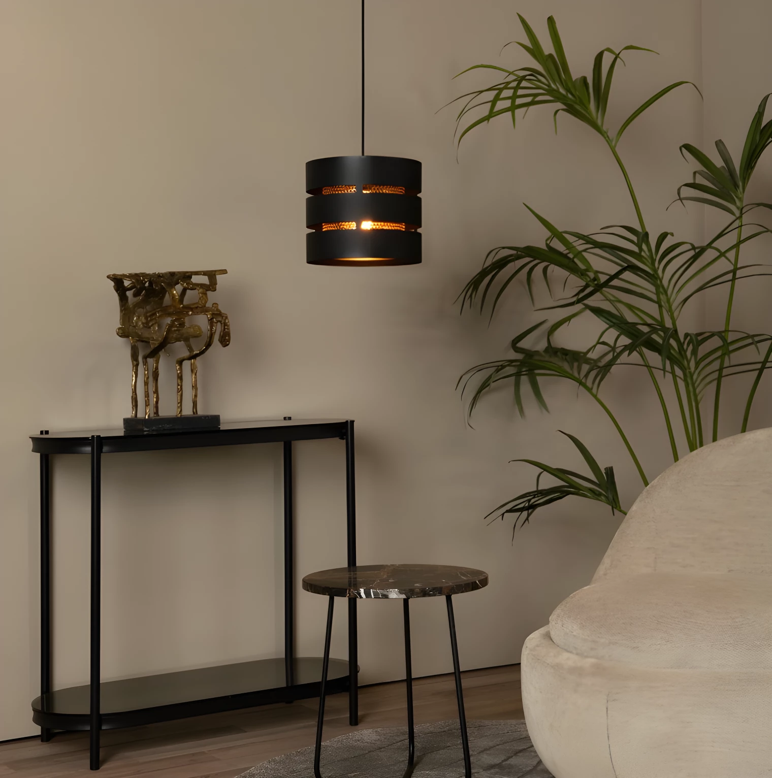 Wisząca lampa Rosas w czarno-złotym wykończeniu o dekoracyjnym charakterze