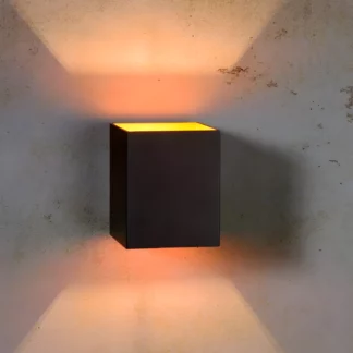 Kinkiet Xera w czerni z kwadratową formą i złotym wnętrzem