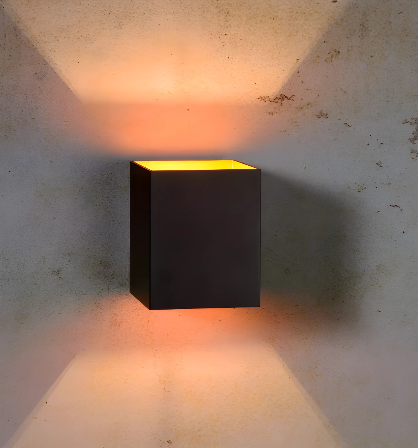 Kinkiet Xera w czerni z kwadratową formą i złotym wnętrzem