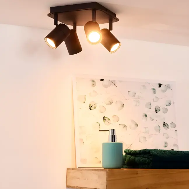 Lennert 4 czarna lampa sufitowa do łazienki z regulowanymi reflektorami i klasą szczelności IP44