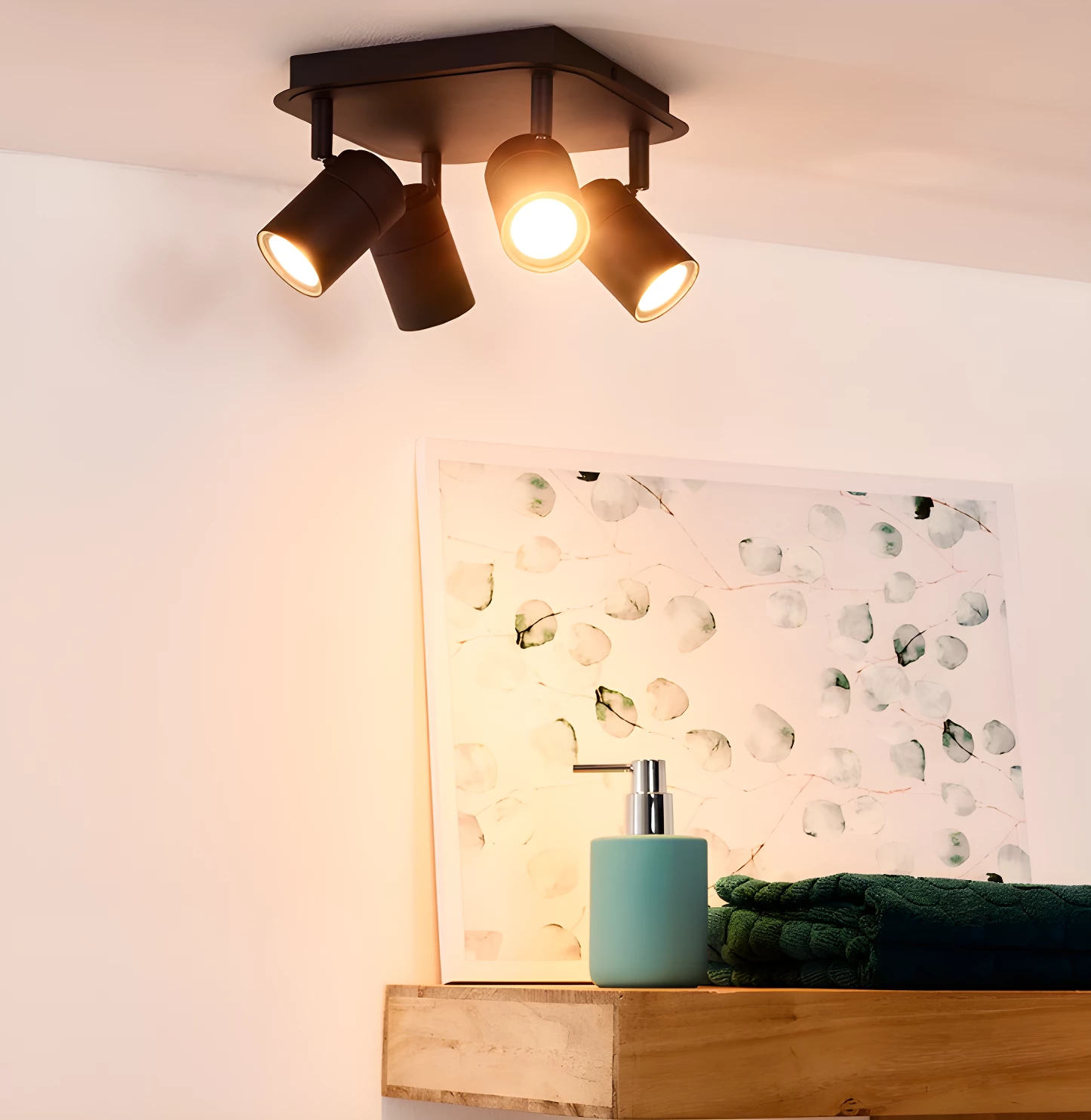 Lennert 4 czarna lampa sufitowa do łazienki z regulowanymi reflektorami i klasą szczelności IP44