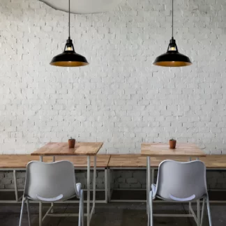 Czarna lampa wisząca Brassy w stylu industrialnym do restauracji LOFT