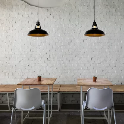 Czarna lampa wisząca Brassy w stylu industrialnym do restauracji LOFT