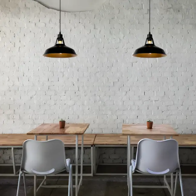 Czarna lampa wisząca Brassy w stylu industrialnym do restauracji LOFT