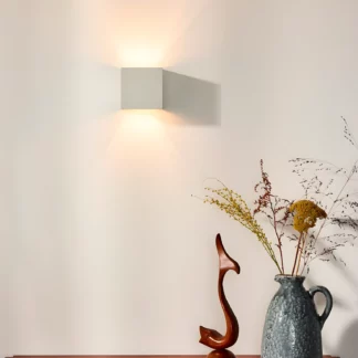 Biały kinkiet XIO o kwadratowym kształcie do przedpokoju